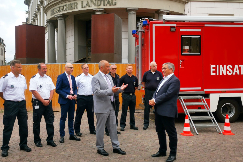 Strom weg, Netz tot – und dann? Genau für solche Szenarien bereitet sich die Stadt Wiesbaden mit einem innovativen Konzept vor: den sogenannten Katastrophenschutz-Leuchttürmen. Innenminister Roman Poseck und OB Gert-Uwe Mende informierten sich am Dienstag vor Ort über die mobile Variante des Systems – direkt im Herzen der Stadt.
