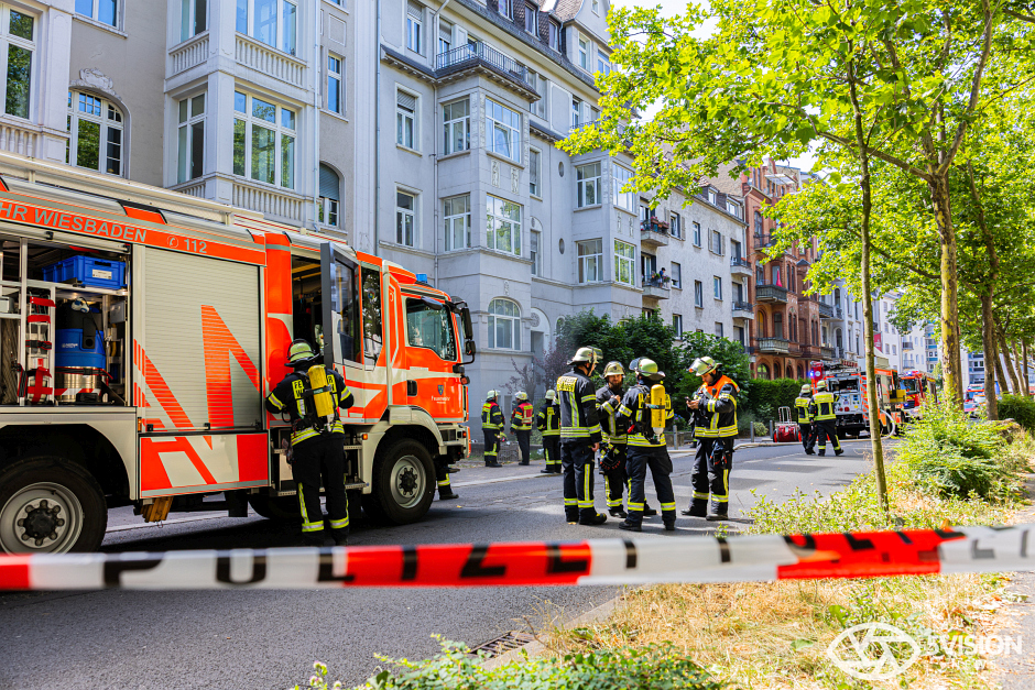 Am Samstag wurde die Feuerwehr Wiesbaden zu gleich zwei nahezu zeitgleichen Kellerbränden im Rheingauviertel alarmiert. Die Vorfälle in der Mittelheimer Straße und im Loreleiring führten zu einem erheblichen Einsatzaufwand, mehreren Verletzten und Evakuierungen. Die Polizei ermittelt nun, ob ein Zusammenhang zwischen den Bränden besteht.