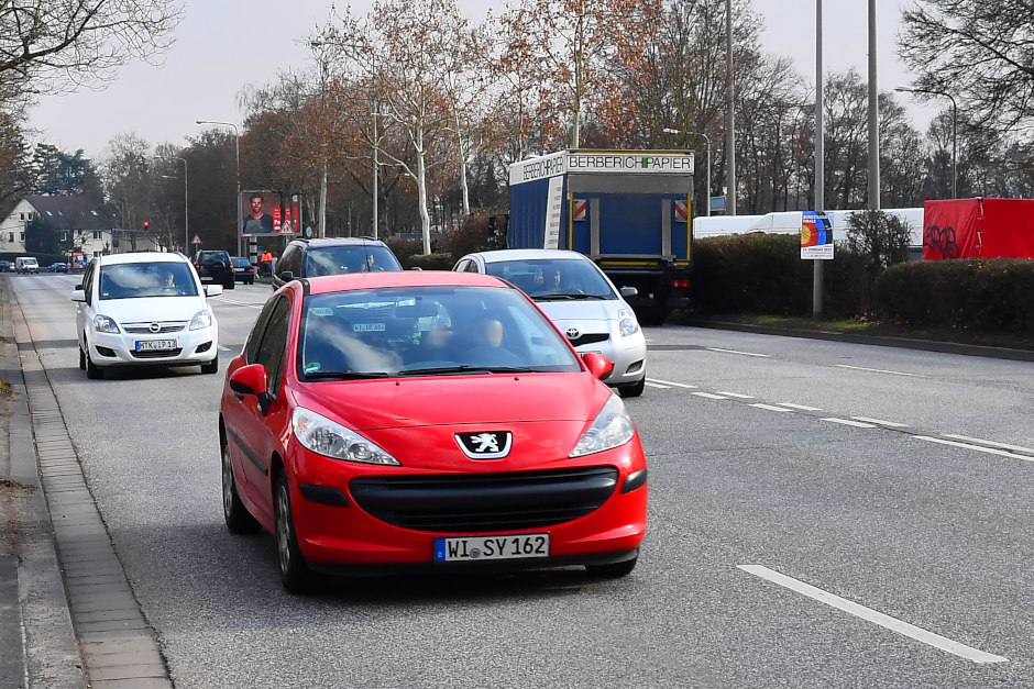 Früher als erwartet: Bauarbeiten am Konrad-Adenauer-Ring abgeschlossen – Freie Fahrt in Wiesbaden!