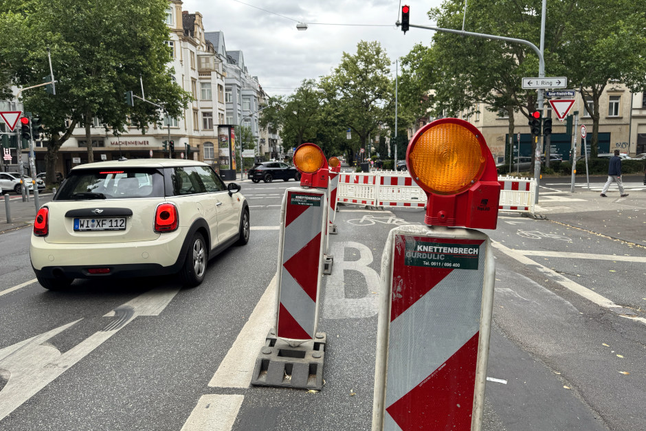 Freie Fahrt in der Wiesbadener Innenstadt: Fahrbahnsanierung am Kaiser-Friedrich-Ring abgeschlossen