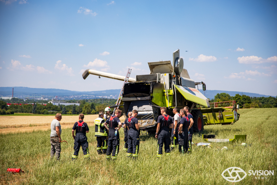Mähdrescherbrand in Mainz-Kastel am Mittwochnachmittag. Feuerwehr kommt Landwirt zu Hilfe