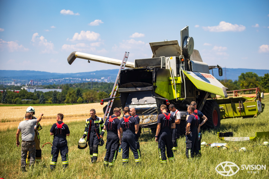 Mähdrescherbrand in Mainz-Kastel am Mittwochnachmittag. Feuerwehr kommt Landwirt zu Hilfe