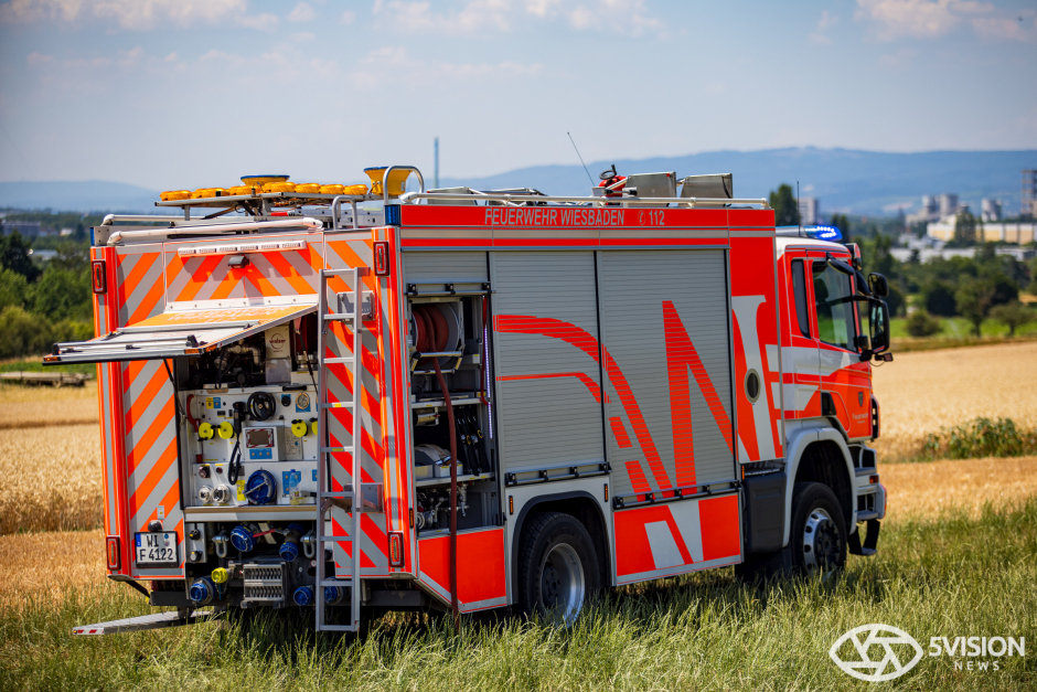 Mähdrescherbrand in Mainz-Kastel am Mittwochnachmittag. Feuerwehr kommt Landwirt zu Hilfe