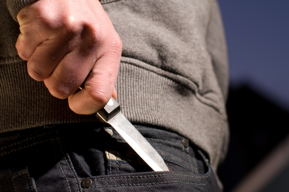 Ein Räuber versuchte in Wiesbaden bei einem Überfall mit einem Messer Beute zu machen.