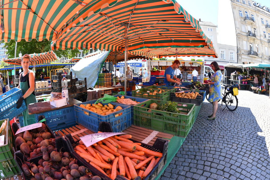 Wiesbadener Wochenmarkt weicht der Weinwoche im August: Neuer Standort für frische Vielfalt!
