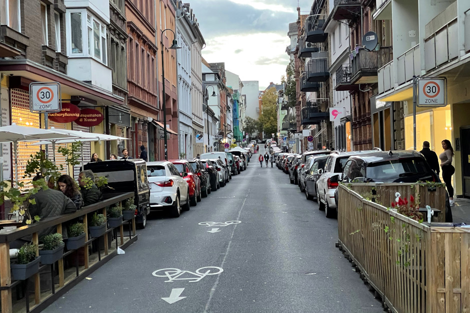 Christian Hill von der Wiesbadener Fraktion FWG/Pro Auto kritisiert den Wegfall von dutzenden Parkplätzen in der Nerostraße.