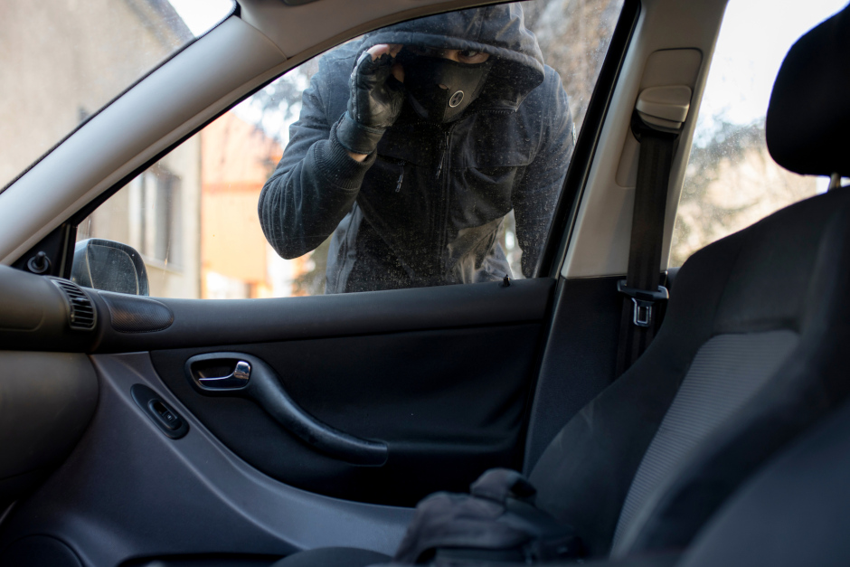 In der Nacht von Freitag auf Samstag haben sich unbekannte Täter an zwei geparkten Pkw in der Hollerbornstraße und der Wilhelm-Tropp-Straße zu schaffen gemacht. Während in einem Fall private Gegenstände entwendet wurden, konnte ein aufmerksamer Zeuge einen weiteren Diebstahl verhindern. Die Wiesbadener Kriminalpolizei hat die Ermittlungen aufgenommen und bittet die Bevölkerung um Mithilfe.