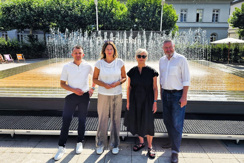 Mit einem fröhlichen Plätschern ist er zurück: Der PlayFountain verwandelt den Luisenplatz in Wiesbaden ab sofort wieder in eine spritzige Oase mitten in der Stadt. Vom 3. Juli bis 17. August heißt es: Schuhe aus, rein ins Wasser – und Sommer genießen!