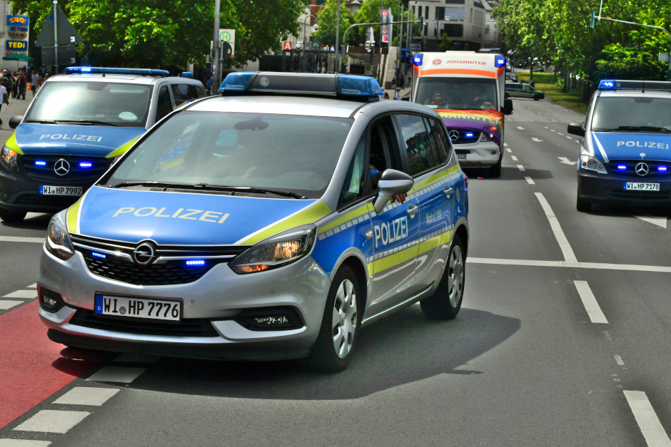Es war ein warmer Montagabend, als der Verkehr auf dem Gustav-Stresemann-Ring in Wiesbaden für Sekunden zum lebensgefährlichen Schauplatz wurde: Zwei Autos rasen nebeneinander in Richtung Berliner Straße – mitten in der Stadt, mitten im Berufsverkehr. Sekunden später liegt eine 21-jährige Frau verletzt auf der Straße, nachdem sie bei Grün über die Ampel ging. Die Polizei vermutet ein illegales Straßenrennen – und sucht dringend Zeugen.