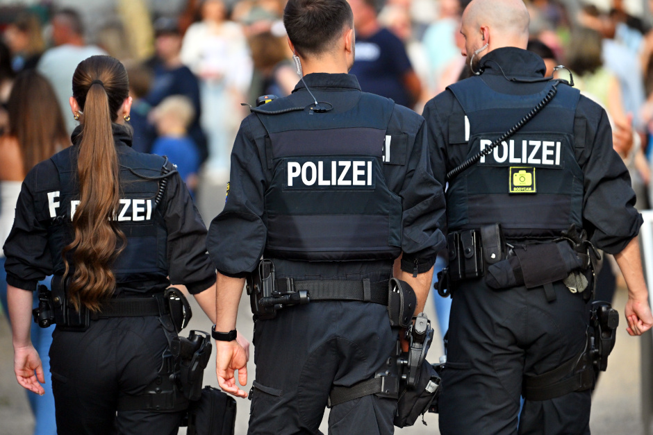 Ein unrühmliches Ende nahm der Freitagabend für einen 39-Jährigen auf dem Schiersteiner Hafenfest. Der Mann beleidigte und bedrohte Einsatzkräfte des Sanitätsdienstes und musste schließlich von der Polizei in Gewahrsam genommen werden.