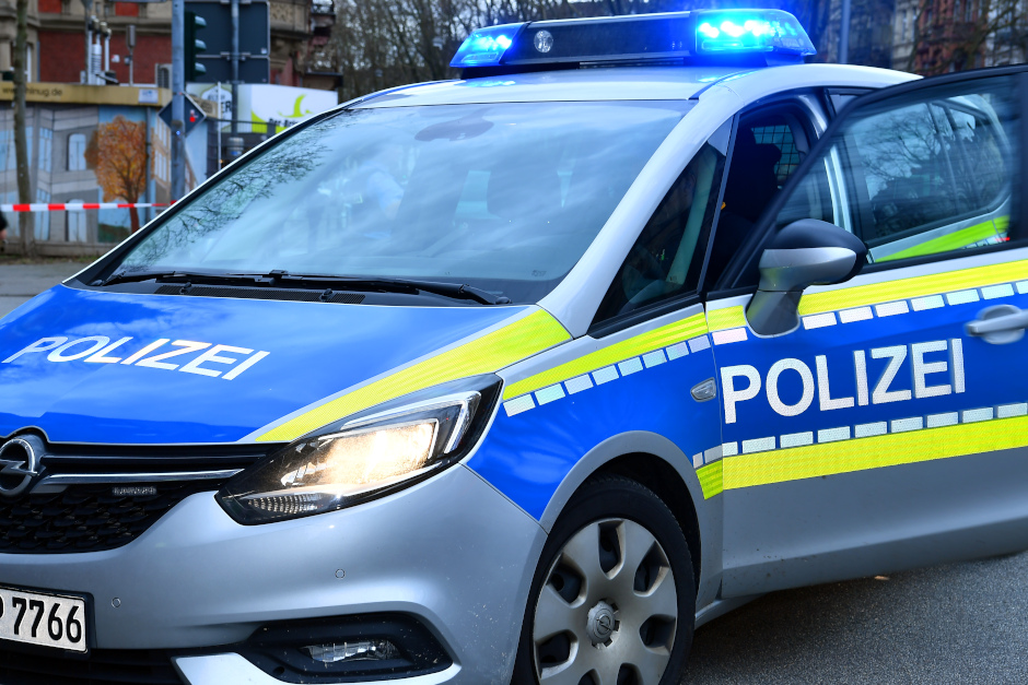 Dreister Trickdiebstahl in Wiesbaden: Seniorin bei Umarmung um hochwertige Halskette gebracht – Polizei sucht Zeugen.