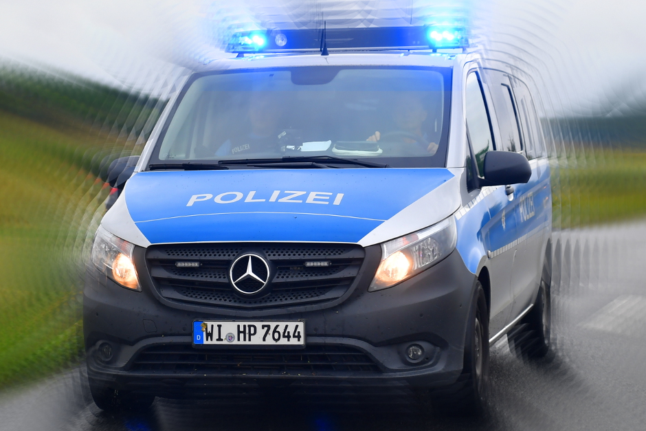Helmlos, betrunken, mit Beifahrer: In Wiesbaden hat ein stark alkoholisierter Rollerfahrer am Freitagabend für einen gefährlichen Zwischenfall gesorgt. Die Polizei stoppte ihn – nachdem er eine rote Ampel ignorierte und schließlich stürzte.