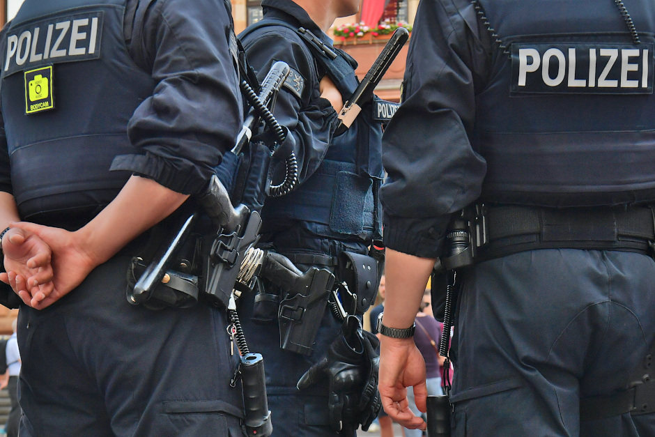 Von Samstag, 5. Juli, 17:00 Uhr, bis Sonntag, 6. Juli, 03:00 Uhr, führte die Polizeidirektion Wiesbaden erneut gemeinsame Kontrollen im Rahmen ihrer Einsatzkonzeption „Sicheres Wiesbaden“ durch. Ziel der Maßnahmen war es, potenziellen Auseinandersetzungen vorzubeugen und für die Bürgerinnen und Bürger präsent und ansprechbar zu sein.