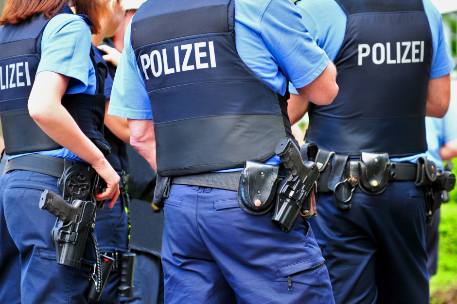 Am Dienstagabend hat die Wiesbadener Polizei einen 21-jährigen Randalierer in der Kellerstraße festgenommen. Der Mann hatte eine Wohnung verwüstet und leistete bei der Festnahme so massiven Widerstand, dass die Einsatzkräfte einen Taser androhen und schließlich auch einsetzen mussten.