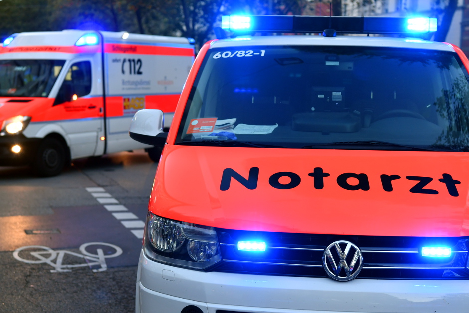 Ein Rollerfahrer ist am Sonntagnachmittag im Kreuzungsbereich Schwalbacher Straße/Rheinstraße in Wiesbaden bei einer Kollision mit einem schwarzen Mercedes Kastenwagen verletzt worden. Der unbekannte Fahrer des Kastenwagens flüchtete nach dem Zusammenstoß. Die Polizei bittet Zeugen um Hinweise.