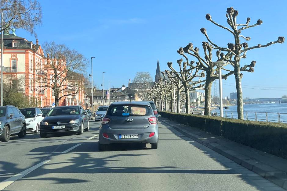 Autofreies Rheinufer Biebrich: Wiesbaden startet Verkehrsversuch für mehr Lebensqualität am Schloss