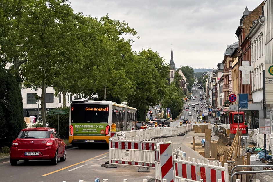Neue Bauphase in der Schwalbacher Straße in Wiesbaden. Fernwärme und Stromleitungen werden gleichzeitig verlegt. Die Schwalbacher Straße wird auf eine Fahrspur verengt.