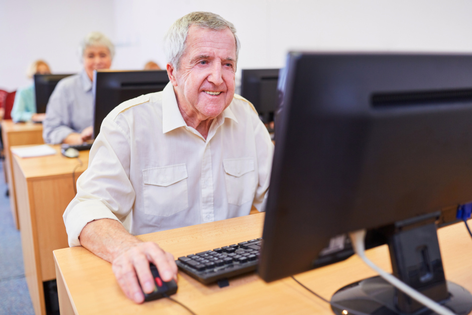 ChatGPT-Workshops für Seniorinnen und Senioren in Wiesbaden. KI im Alltag sicher nutzen.