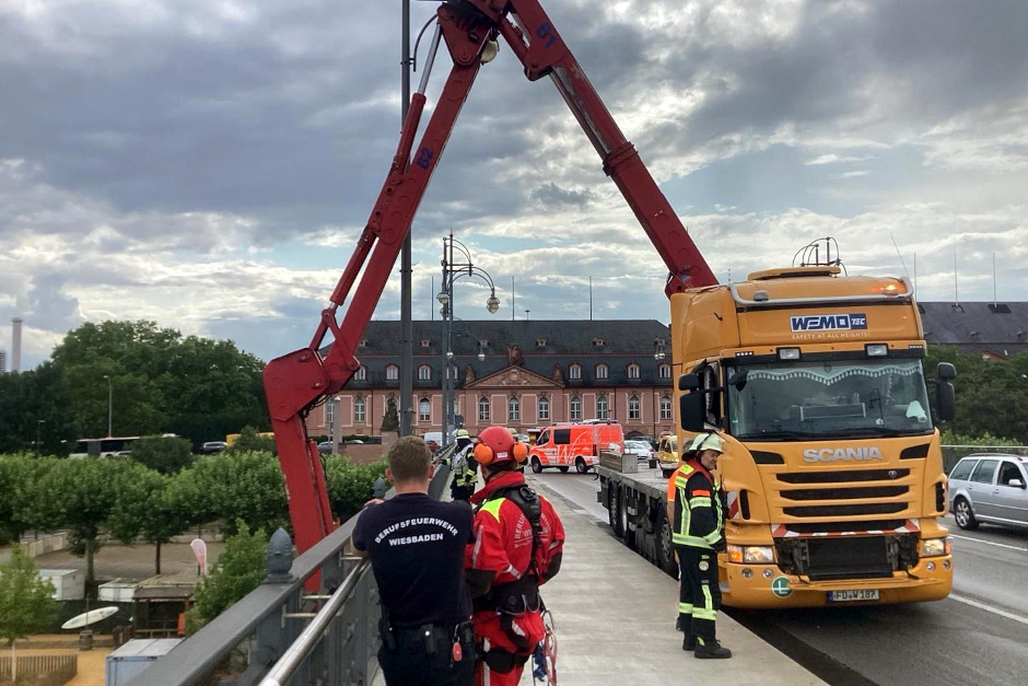 Dramatische Minuten unter der Theodor-Heuss-Brücke am Montagnachmittag: Zwei Arbeiter einer Wartungsfirma saßen in einer Arbeitsgondel fest, nachdem ihr Gerät ausgefallen war. Nur durch die koordinierte Rettungsaktion der Feuerwehren aus Wiesbaden und Mainz konnten die Männer nach rund 45 Minuten unversehrt befreit werden.
