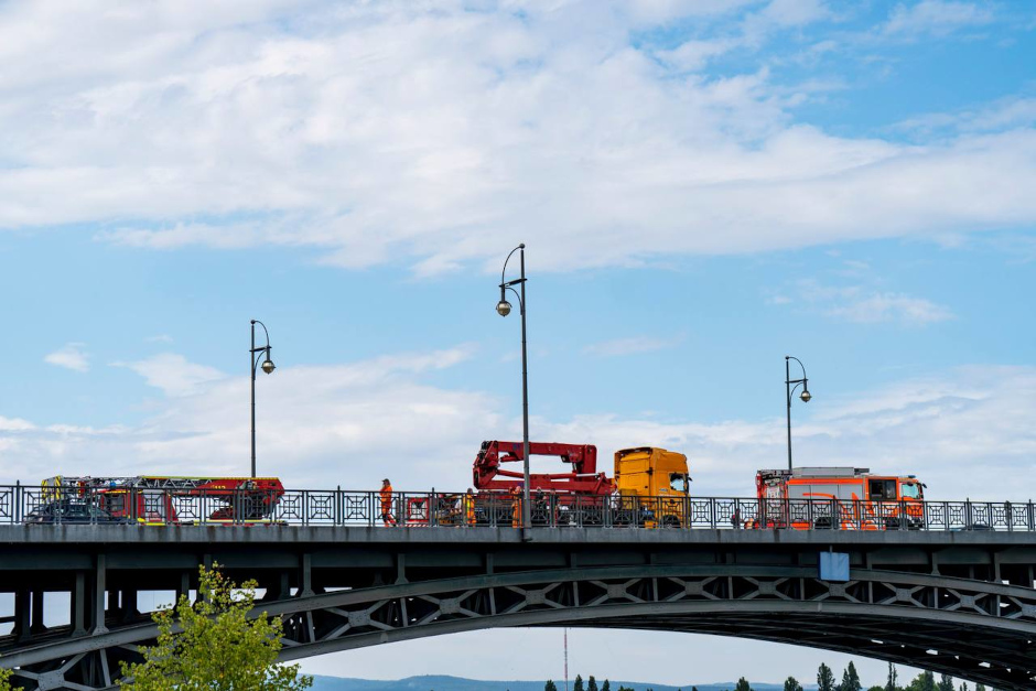 Dramatische Minuten unter der Theodor-Heuss-Brücke am Montagnachmittag: Zwei Arbeiter einer Wartungsfirma saßen in einer Arbeitsgondel fest, nachdem ihr Gerät ausgefallen war. Nur durch die koordinierte Rettungsaktion der Feuerwehren aus Wiesbaden und Mainz konnten die Männer nach rund 45 Minuten unversehrt befreit werden.
