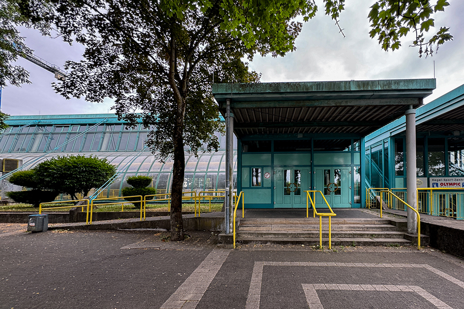 Sporthalle am 2. Ring in Wiesbaden: Leistungskurs Kunst der Gutenbergschule gestaltet Flur