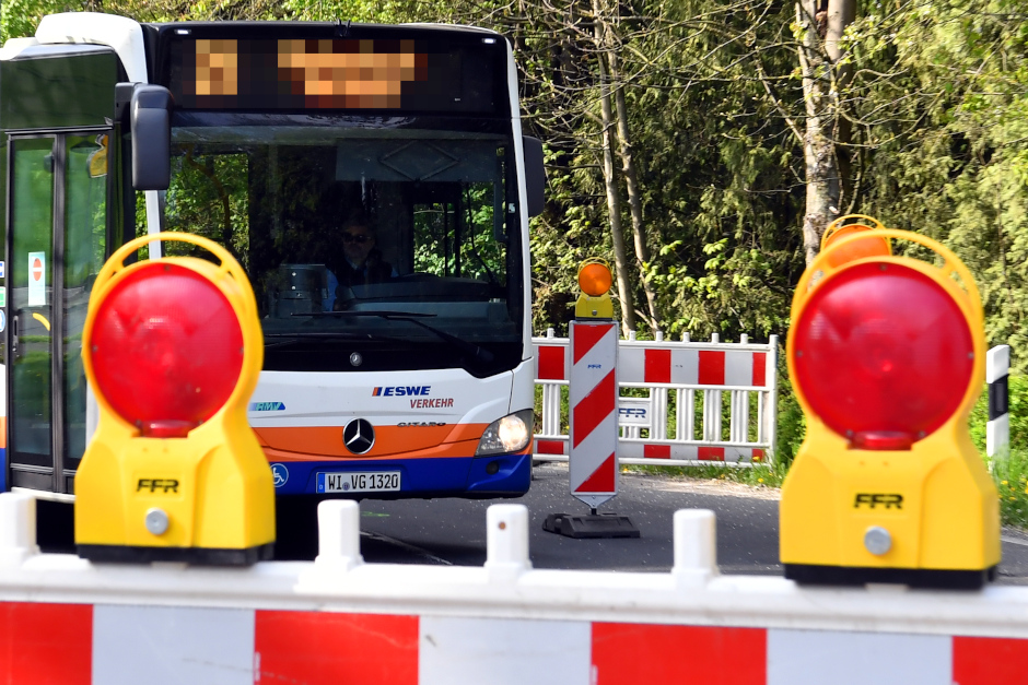 Vollsperrung der Freiburger Straße in Wiesbaden-Delkenheim. Busse werden umgeleitet.