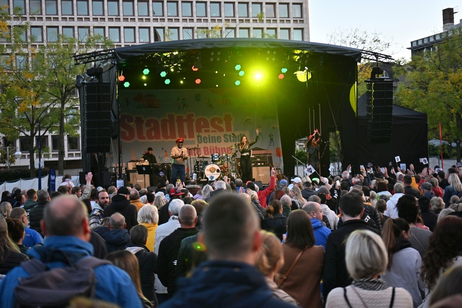 Wiesbaden feiert – Sparkassenfamilie holt Popstar auf die Bühne