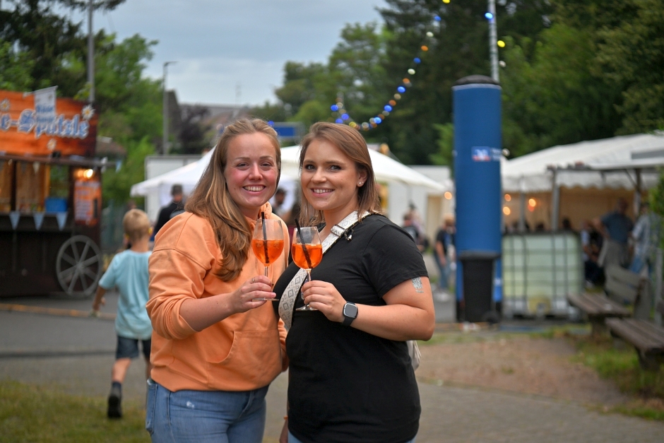 Sommer, Sonne, Straßenfest! Am 25. und 26. Juli 2025 verwandelt sich der Wäschbachstrand in Wiesbaden-Erbenheim in eine pulsierende Partyzone. Besucher dürfen sich auf zwei Tage voller guter Laune, musikalischer Highlights und kulinarischer Genüsse freuen. Egal ob Familie, Freunde oder Nachbarn – hier kommt jeder auf seine Kosten!