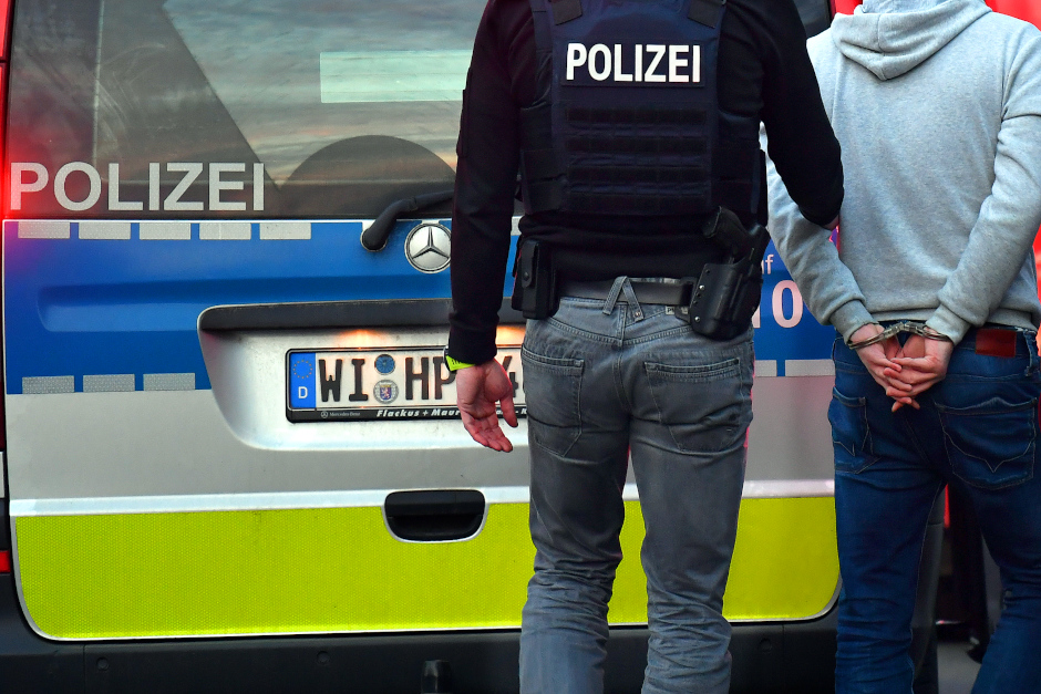 Dank einer aufmerksamen Zeugin konnten am frühen Sonntagmorgen drei Ladendiebe in Wiesbaden auf frischer Tat ertappt und von der Polizei festgenommen werden. Das Trio hatte sich unberechtigt Zutritt zu einem derzeit nicht betriebenen Geschäft verschafft und Diebesgut entwendet.