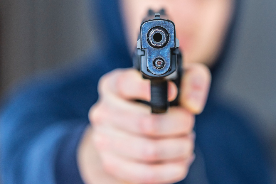 Ein 52-jähriger Mann ist am frühen Sonntagmorgen in der Paulinenstraße in Wiesbaden Opfer eines Angriffs geworden, bei dem er eine leichte Schussverletzung im Gesicht erlitt. Zwei unbekannte Täter griffen den Mann unvermittelt an, als er mit seiner Tochter von einem Parkplatz wegfahren wollte. Die Hintergründe der Tat sind derzeit unklar.