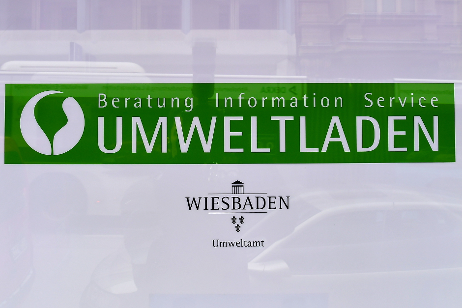 Unter dem Titel "Stoff zum Nachdenken" informiert der Umweltladen Wiesbaden zu mehr Nachhaltigkeit im Kleiderschrank.