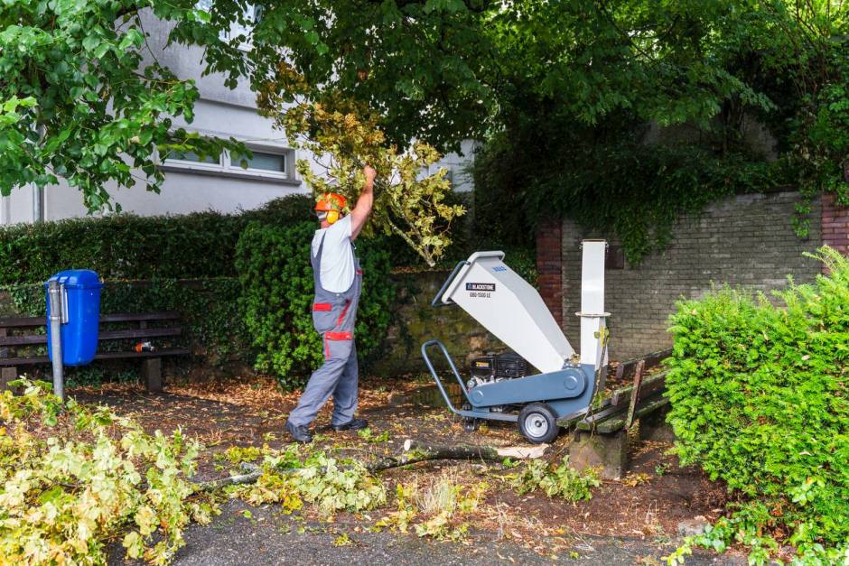 Unwetter trifft Wiesbaden-Nordenstadt am Montagabend. Feuerwehr im Dauereinsatz wegen umgestürzter Bäume und überfluteter Straßen.