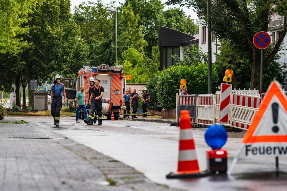 Unwetter trifft Wiesbaden-Nordenstadt am Montagabend. Feuerwehr im Dauereinsatz wegen umgestürzter Bäume und überfluteter Straßen.