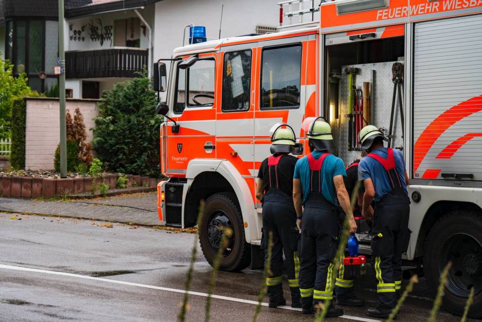 Unwetter trifft Wiesbaden-Nordenstadt am Montagabend. Feuerwehr im Dauereinsatz wegen umgestürzter Bäume und überfluteter Straßen.
