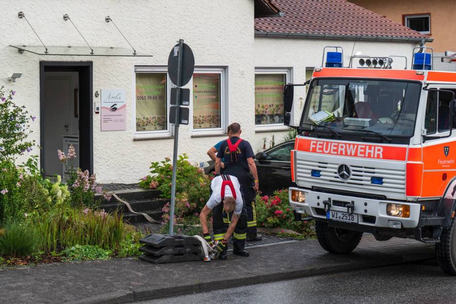 Unwetter trifft Wiesbaden-Nordenstadt am Montagabend. Feuerwehr im Dauereinsatz wegen umgestürzter Bäume und überfluteter Straßen.