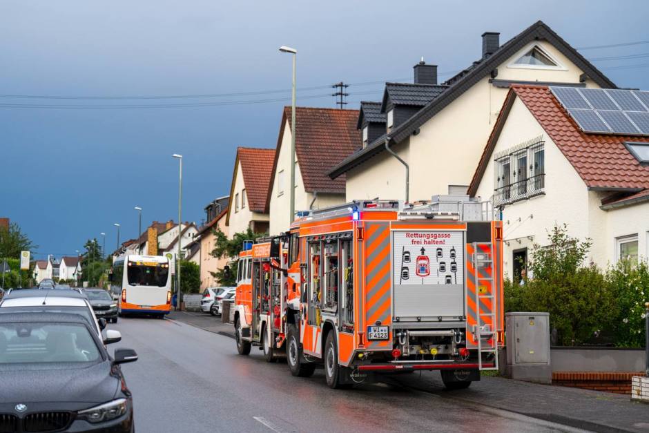 Unwetter trifft Wiesbaden-Nordenstadt am Montagabend. Feuerwehr im Dauereinsatz wegen umgestürzter Bäume und überfluteter Straßen.