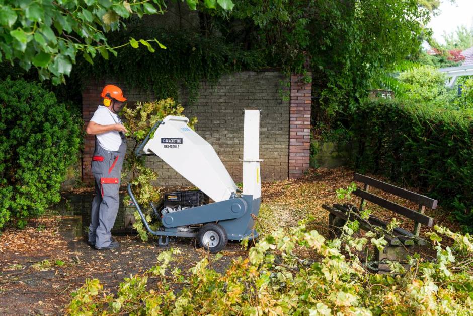 Unwetter trifft Wiesbaden-Nordenstadt am Montagabend. Feuerwehr im Dauereinsatz wegen umgestürzter Bäume und überfluteter Straßen.