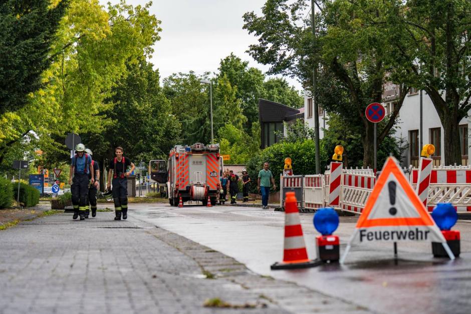 Unwetter trifft Wiesbaden-Nordenstadt am Montagabend. Feuerwehr im Dauereinsatz wegen umgestürzter Bäume und überfluteter Straßen.