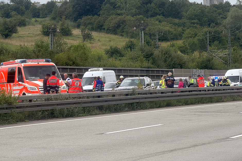 Verkehrsunfall auf A3 bei Wiesbaden-Breckenhei mam Donnerstagnachmittag. Zwei Personen leicht verletzt – langer Rückstau.