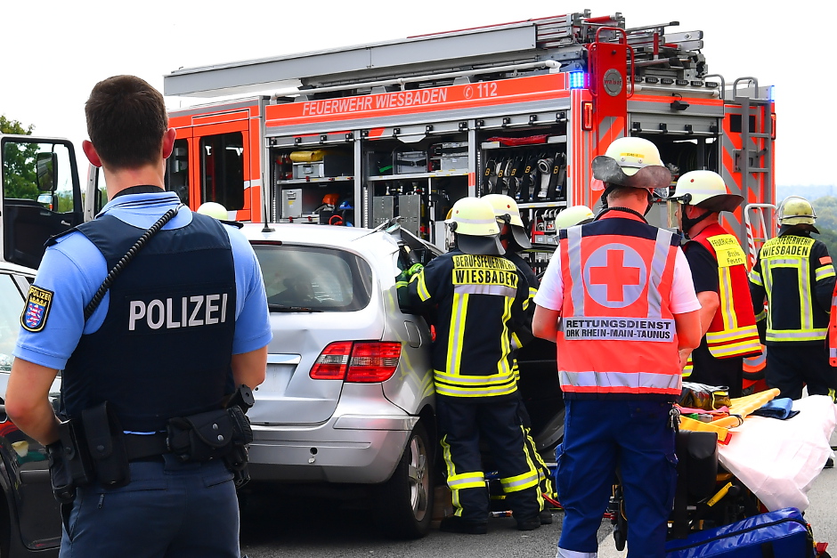 Ein lauter Knall, aufgerissene Karosserien, ausgelaufener Treibstoff: Der Mittwochmorgen begann für Rettungskräfte in Wiesbaden dramatisch. Gegen 6:45 Uhr kam es im Kreuzungsbereich Hochheimer Straße / Hallgarter Straße zu einem heftigen Unfall zwischen einem Pkw und einem Kleinbus. Die Folgen: Eine schwer verletzte Frau, auslaufender Diesel, stundenlange Straßensperrungen – und ein Verkehrschaos zur Rushhour.