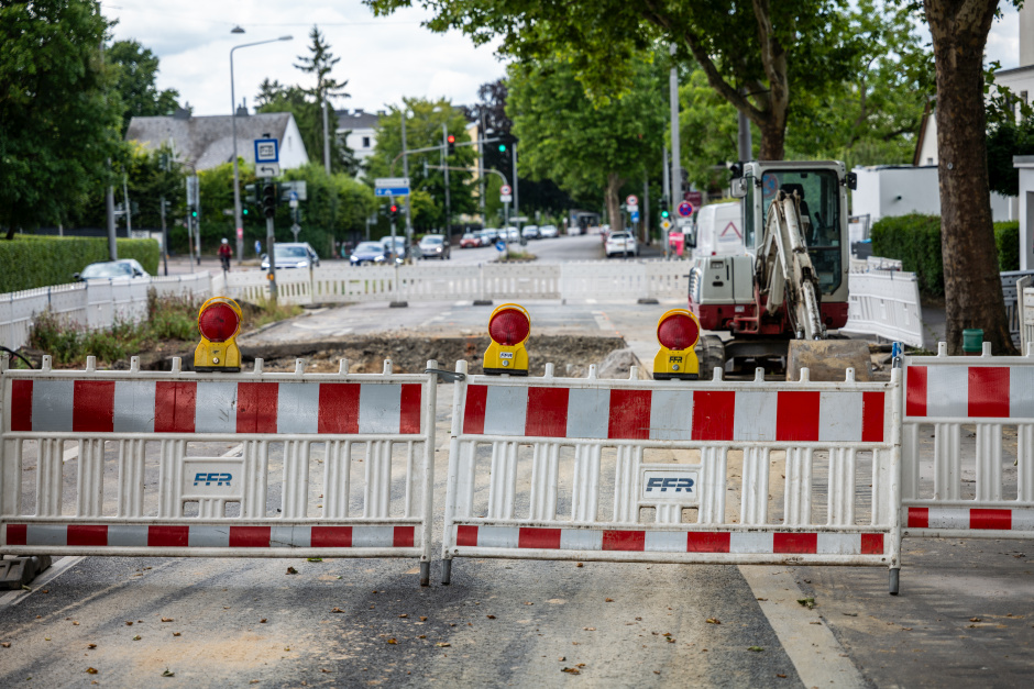 Ein Wasserrohrbruch in der Bierstadter Straße in Wiesbaden sorgt seit Donnerstag für erhebliche Verkehrsbehinderungen. Kurz vor dem Molkenborn ist die Straße stadteinwärts voll gesperrt. Der Verkehr wird weiträumig umgeleitet.