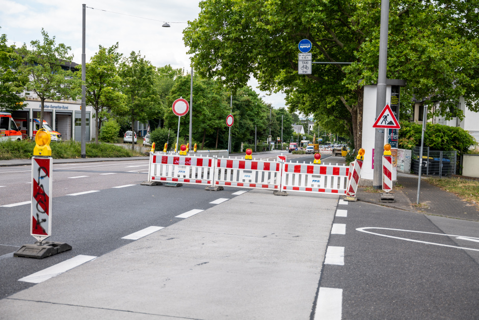 Wasserrohrbruch in Wiesbaden. Die Bierstadter Straße bleibt teils gesperrt – Umleitung empfohlen.