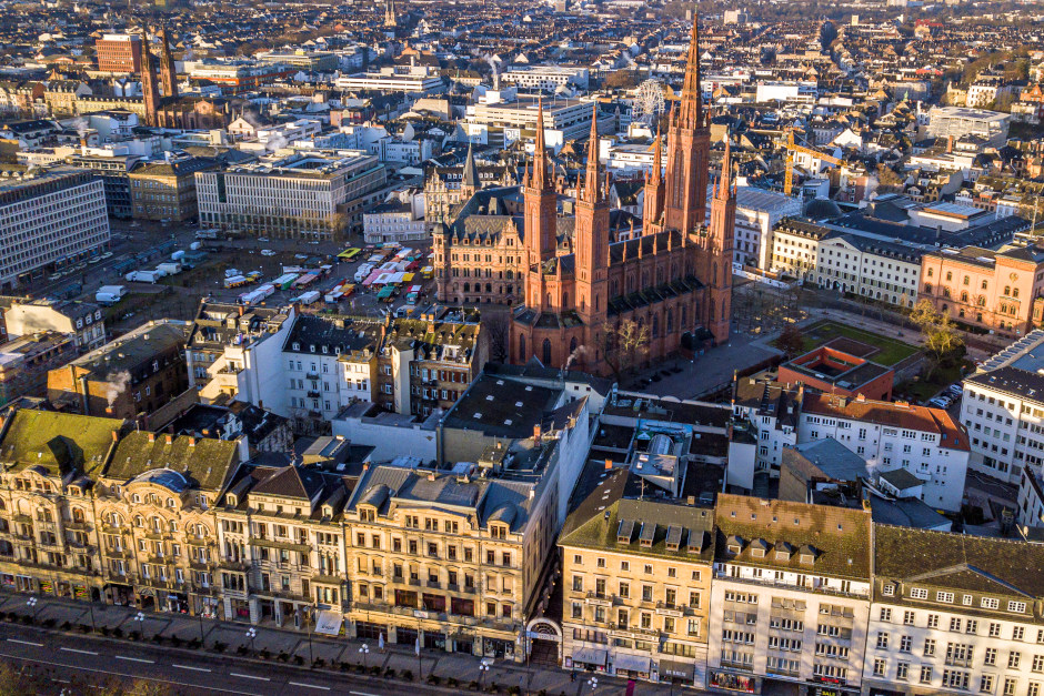 Wer in Wiesbaden eine Wohnung sucht, weiß: Es wird eng. Doch wie steht die hessische Landeshauptstadt im Vergleich zu ihrer Nachbarschaft da? Ein neuer Bericht zeigt: Während andere Städte boomen, wächst Wiesbaden eher verhalten. Gleichzeitig beginnt sich ein überraschender Trend umzukehren.