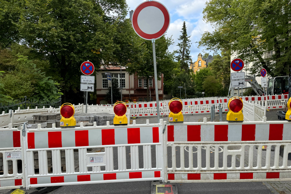 Vollsperrung der Wilhelminenstraße in Wiesbaden nach einem Wasserrohrbruch.