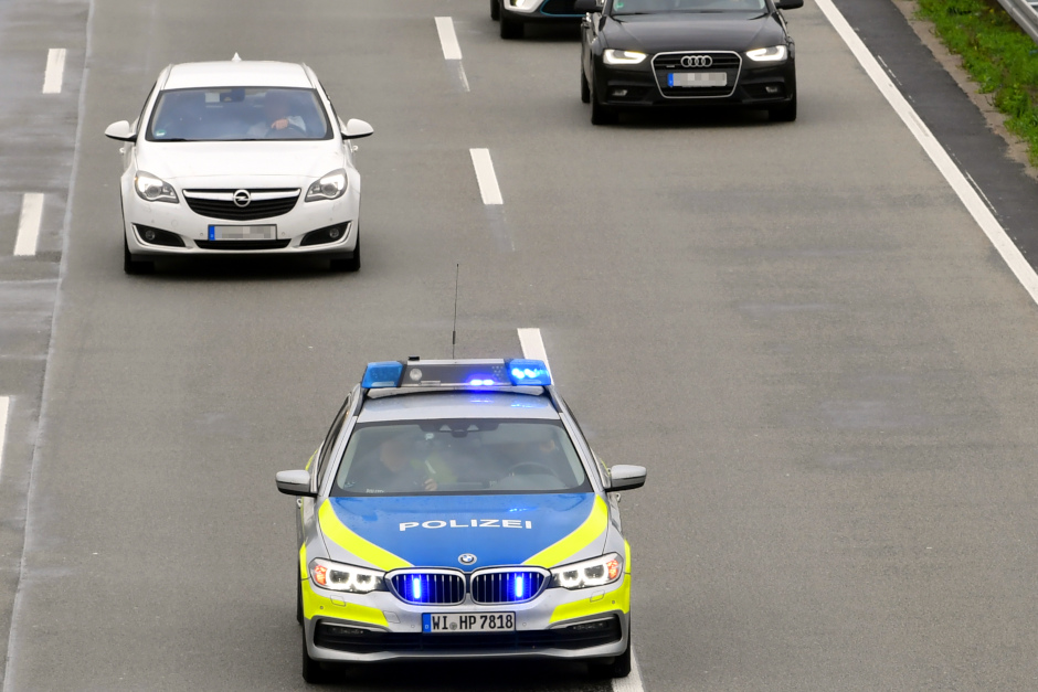 Am Donnerstagmittag versetzte ein rücksichtsloser Raser die Autofahrer auf der A3 bei Wiesbaden in Angst und Schrecken. Nach einer halsbrecherischen Flucht vor der Polizei wurde der Mann wenig später gefasst – nicht durch eine filmreife Verfolgungsjagd, sondern dank einer cleveren technischen Ortung.