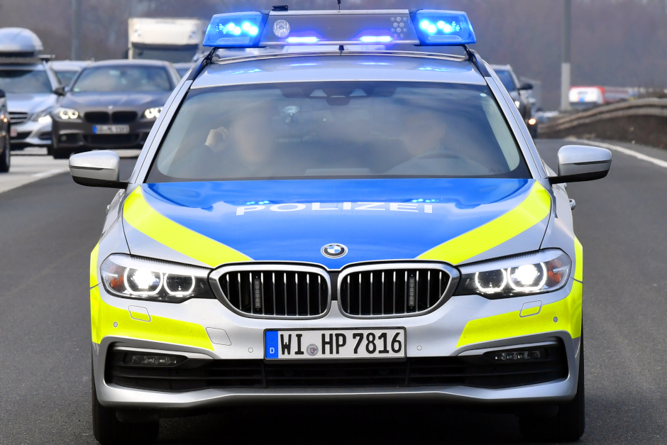Verkehrskontrollen auf der Bundesautobahn 3 in Wiesbaden deckten am Wochenende gleich mehrere Fälle von Fahrern ohne gültige Fahrerlaubnis auf. Zwei Vorfälle zwischen Diez, Limburg-Nord und Bad Camberg sorgten besonders für Aufsehen. Die Autobahnpolizei Wiesbaden unterstreicht mit diesen Kontrollen ihren Fokus auf Sicherheit und Gesetzestreue im Verkehr.