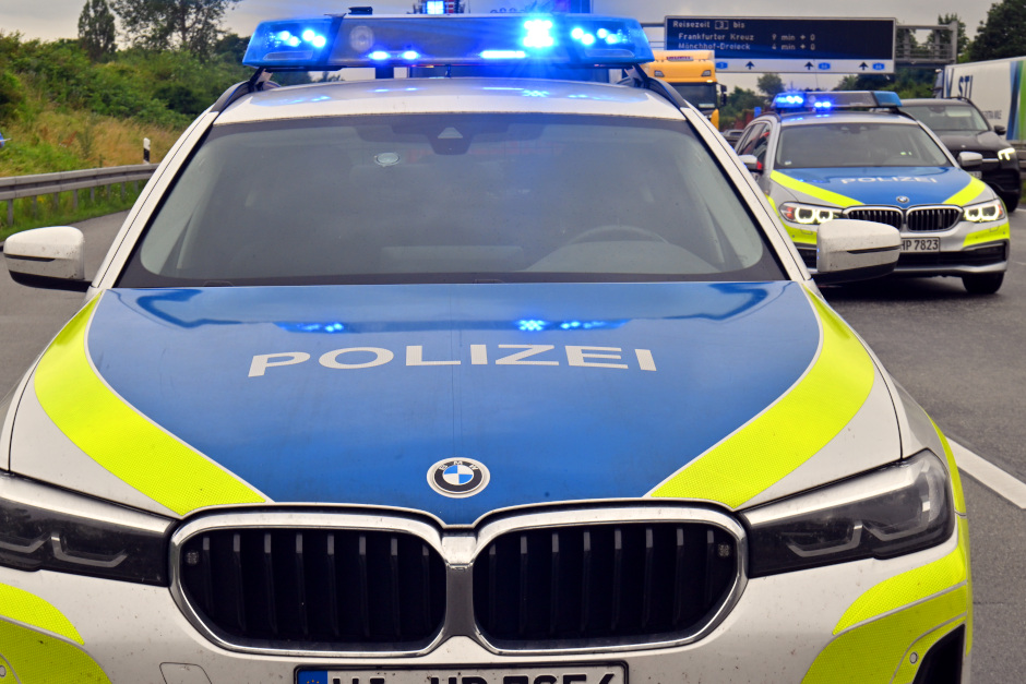 Einen Einsatz der besonderen Art erlebte die Autobahnpolizei Wiesbaden am frühen Sonntagmorgen, 24. August. Ein 39-jähriger Mann meldete seine Ehefrau als vermisst – und das mitten auf der Autobahn A3. Der Grund: Bei einer Pinkelpause hatte er sie schlicht vergessen und war weitergefahren.
