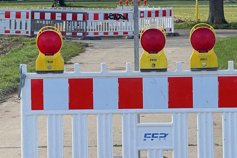 Die Bauarbeiten für den zweiten Abschnitt des neuen Radwegs Uferstraße beginnen am Montag, den 18. August. Das Projekt, das sich auf die Strecke zwischen dem Schiersteiner Hafenweg und der Biebricher Uferstraße konzentriert, soll voraussichtlich bis Januar 2026 andauern. Während der Arbeiten kommt es zu Sperrungen.