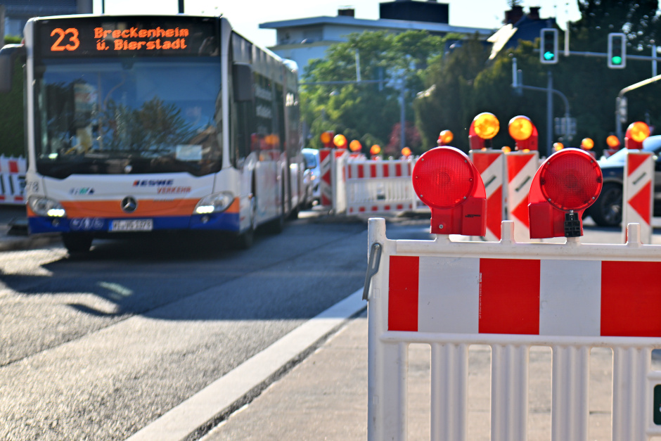 Sperrung des Kreuzungsbereichs Hofmannstraße/Patrickstraße in Wiesbaden-Bierstadt. Busse werden umgeleitet.