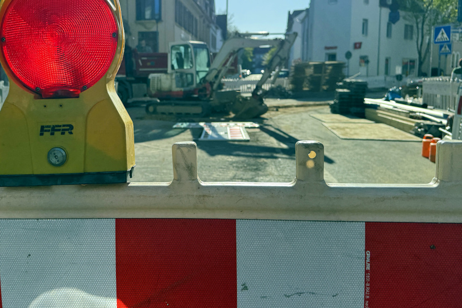 Sperrung der Honeggerstraße und des Marschnerwegs in Wiesbaden für Tiefbauarbeiten.